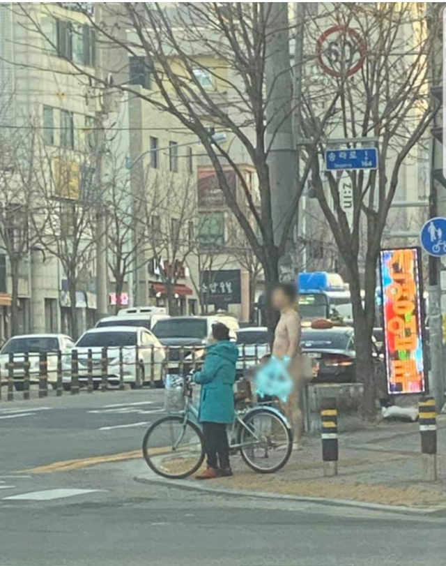3일 오후 5시 20분쯤 대구 동구 공고네거리 교차로에 옷을 입지 않은 한 30대 남성이 신호를 기다리고 있다. 페이스북 페이지 