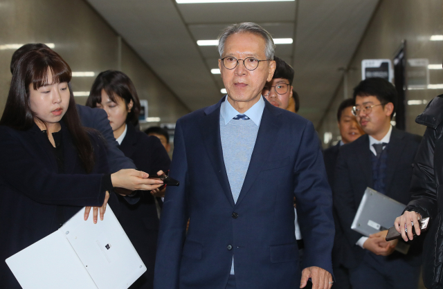 자유한국당 김형오 공천관리위원장이 3일 국회에서 열린 공천관리위원회에 입장하고 있다. 연합뉴스