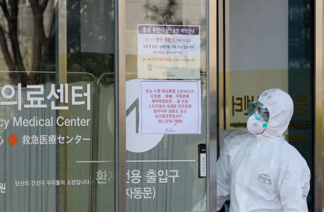 3일 오전 세 명의 신종 코로나바이러스 감염증 확진자가 입원 중인 서울 중랑구 서울의료원에서 의료진이 업무를 위해 나서고 있다. 연합뉴스