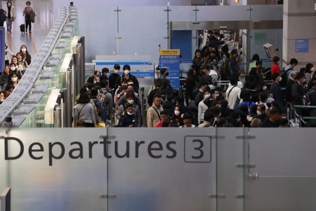 2일 인천국제공항 2터미널에서 이용객들이 출입국 수속을 밟고 있다. 정부는 