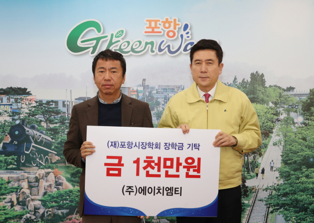 노창호(왼쪽) 부사장과 이강덕 포항시장이 기념사진을 촬영하고 있다. 포항시 제공
