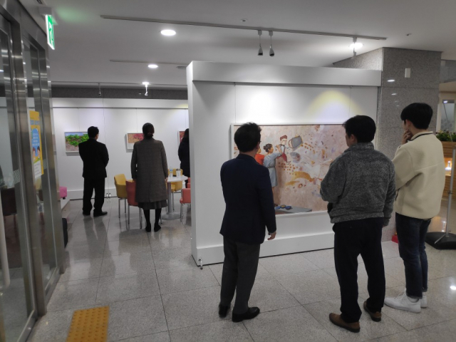경상북도교육청 직원들이 점심 시간을 활용해 본관 1층 상설갤러리에 전시된 조미숙 작가의 작품을 관람하고 있다. 경북교육청 제공