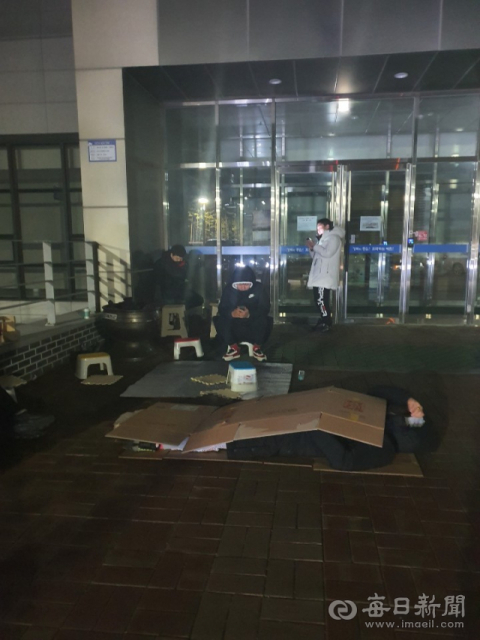 예천군이 육상골재 채취허가 접수를 선착순으로 받기로 하면서 접수 전날인 지난 2일 저녁부터 골재업체 관계자들이 군청 마당에서 노숙하고 있다. 윤영민 기자