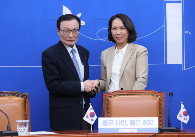 더불어민주당 이해찬 대표가 4일 오전 서울 여의도 국회에서 16번째 영입인재인 주한베트남교민회장 겸 이주민센터 동행 대표 원옥금씨와 악수하고 있다. 연합뉴스