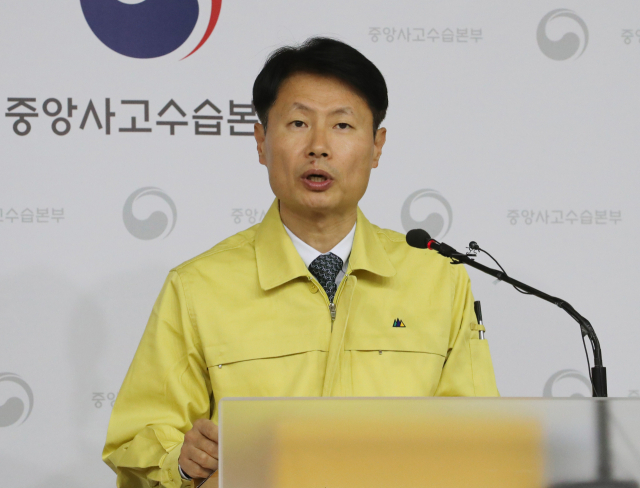 김강립 중앙사고수습본부 부본부장(보건복지부 차관)이 4일 오전 세종시 정부세종청사에서 열린 신종 코로나바이러스 감염증 대응 정례브리핑에서 외국인 입국제한 조치 및 특별입국절차 진행 상황 등을 설명하고 있다. 연합뉴스