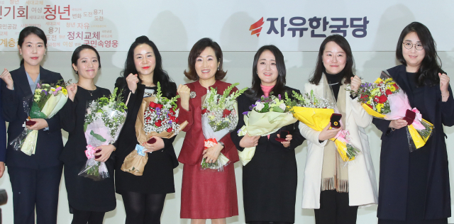 4일 국회 의원회관에서 열린 자유한국당 영입인사 환영식에서 9번째 영입인사인 오승연(오른쪽 부터), 유정화, 정선미, 전주혜, 김복단, 홍지혜, 박소예 변호사 등 여성 법조인 7인이 함께 기념촬영하고 있다. 연합뉴스