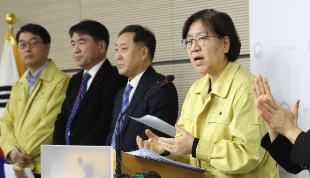 정은경 질병관리본부장(오른쪽)이 4일 오후 세종시 정부세종청사에서 신종 코로나바이러스 감염증 진단시약 1개 제품 긴급사용 승인 등과 관련해 브리핑하고 있다. 연합뉴스