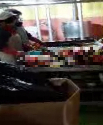 식품 제조업체 근로자가 촬영한 동영상에는 직원 3명이 용기에 담긴 간장을 붓고 있는 모습이 포착됐다. 해당 업체 관리자는 23일 