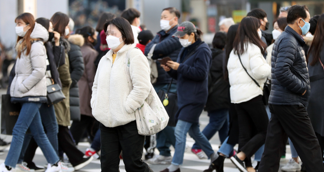 2일 오후 대구시 중구 동성로에서 신종코로나와 미세먼지에 대한 우려로 시민들이 모두 마스크를 쓰고 다니고 있다. 이날 대구지역 미세먼지 농도는 