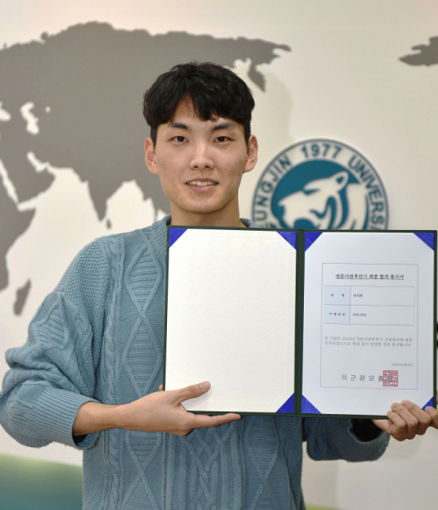 남성훈 씨가 간호장교 합격통지서를 들고 기뻐하는 모습. 영진전문대 제공