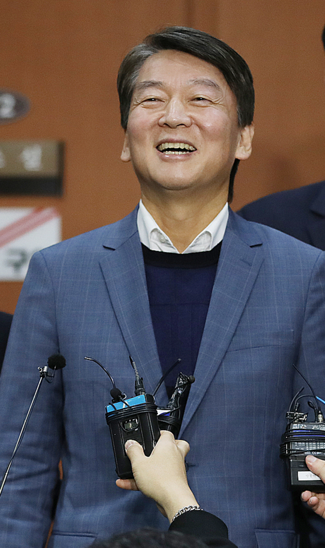 신당 창당을 준비하는 안철수 전 의원이 4일 오전 서울 여의도 국회 정론관에서 국회 개혁방안을 발표한 뒤 밝게 웃고 있다. 연합뉴스