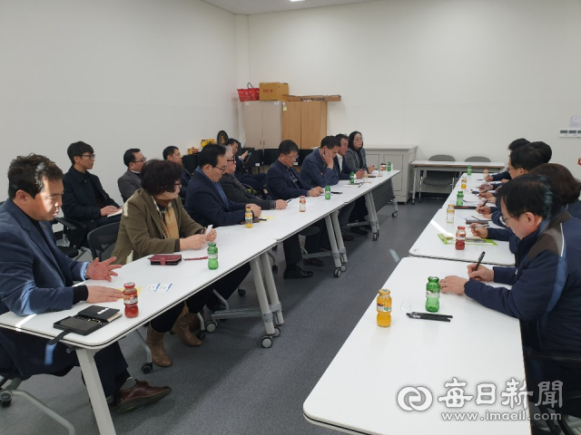 울진군의회와 울진군범군민대책위, 울진군 관계자들이 4일 한국수력원자력 경주본사를 방문해 정부의 탈원전 정책에 따른 피해 상황을 인정하고 행정소송에 나서줄 것을 요구하고 있다. 울진범대위 제공