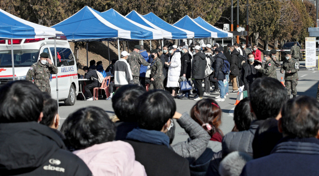 4일 오후 대구 북구 육군 제50사단에서 열린 2020년 첫 현역병 입소식에서 입영 대상자 가족들이 입소를 지켜보고 있다. 이날 입소는 신종 코로나바이러스 감염증 예방을 위해 부대 내에서 가족, 친구 등과 함께 진행됐던 입영행사를 취소했다. 김영진 기자 kyjmaeil@imaeil.com