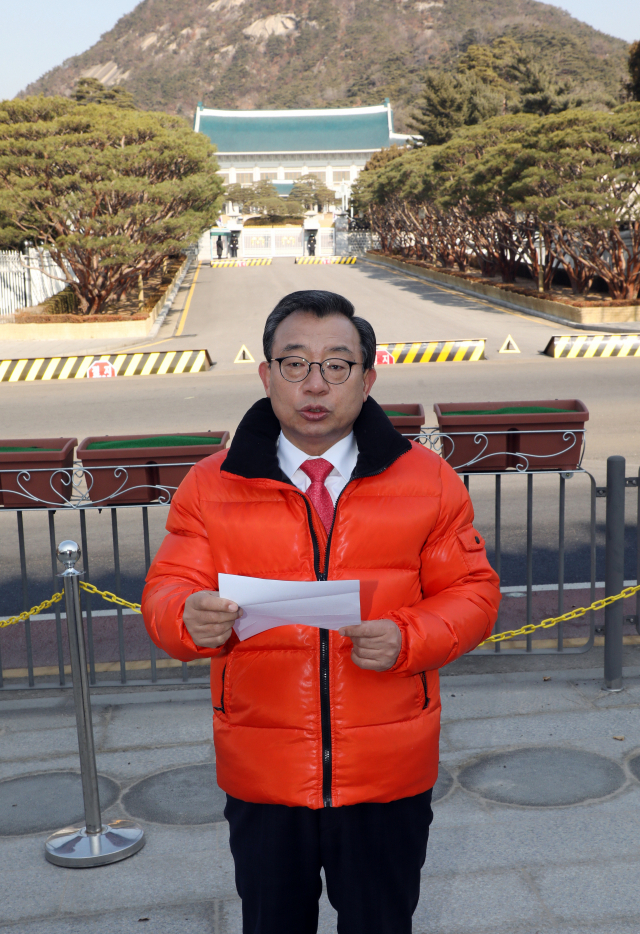 자유한국당 전신인 새누리당 대표를 지낸 무소속 이정현 의원이 4일 청와대 앞에서 4·15 총선 서울 종로 출마를 선언하고 있다. 연합뉴스