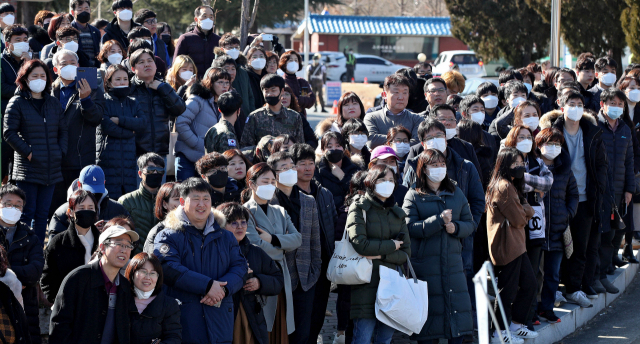 4일 오후 대구 북구 육군 제50사단에서 열린 2020년 첫 현역병 입소식에서 입영 대상자 가족들이 입소를 지켜보고 있다. 이날 입소는 신종코로나바이러스 감염증 확산 예방을 위해 부대 밖에서 진행됐다. 김영진 기자 kyjmaeil@imaeil.com