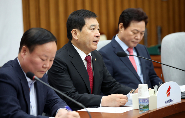 자유한국당 심재철 원내대표가 4일 오전 국회에서 열린 원내대책회의에서 발언하고 있다. 연합뉴스