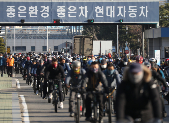 신종 코로나바이러스 감염증 사태로 중국산 부품 공급이 중단되면서 현대자동차 공장 일부 라인이 휴업에 들어간 4일 오후 울산시 북구 현대차 명촌정문에서 1조 근무자들이 마스크를 쓴 채 퇴근하고 있다. 현대차 공장은 순차적으로 휴업에 들어가 7일 모든 생산을 중단한다. 연합뉴스