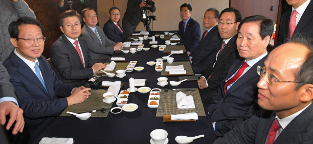 자유한국당 황교안 대표가 4일 서울 여의도 한 음식점에서 대구지역 의원들과 오찬하고 있다. 왼쪽부터 시계방향으로 김상훈 의원, 황 대표, 강효상, 정태옥, 김규환, 윤재옥, 주호영, 곽대훈, 추경호 의원. 연합뉴스