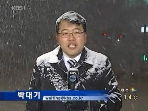 2010년 1월 4일 KBS 뉴스 속 박대기 기자. 인터넷 유명 밈(meme, 인터넷상에 재미난 말을 적어 넣어서 다시 포스팅 한 그림이나 사진) 소재가 됐다. kbs1 화면 캡처