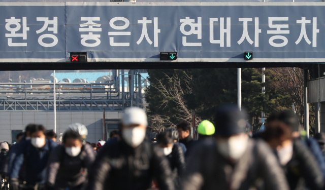신종 코로나바이러스 감염증 사태로 중국산 부품 공급이 중단되면서 현대자동차 공장 일부 라인이 휴업에 들어간 4일 오후 울산시 북구 현대차 명촌정문에서 1조 근무자들이 마스크를 쓴 채 퇴근하고 있다. 현대차 공장은 순차적으로 휴업에 들어가 7일 모든 생산을 중단한다. 연합뉴스