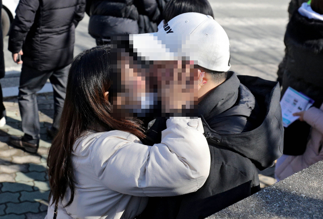 4일 오후 대구 북구 육군 제50사단에서 열린 2020년 첫 현역병 입소식에서 입영 대상자가 연인과 입맞춤을 하고 있다. 이날 입소는 신종코로나바이러스 감염증 확산 예방을 위해 부대 밖에서 진행됐다. 김영진 기자 kyjmaeil@imaeil.com