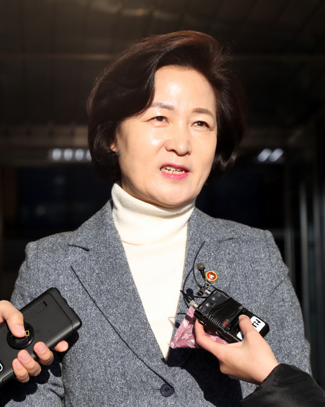 추미애 법무부 장관이 5일 정부과천청사로 출근하며 기자의 질문에 답하고 있다. 연합뉴스