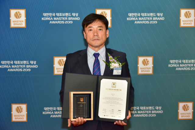 윤경희 청송군수가 지난해 열린 대한민국 대표브랜드 대상 시상식에서 사과부문 대상을 수상한 뒤 상패를 들고 기념사진을 찍고 있다. 청송군 제공