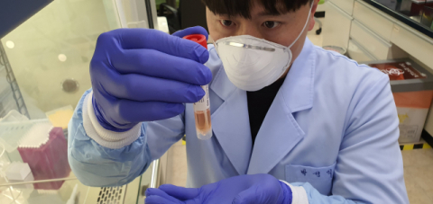 경북도 보건환경연구원 직원이 신종코로나바이러스 감염증을 진단하고 있다. 경북도 제공