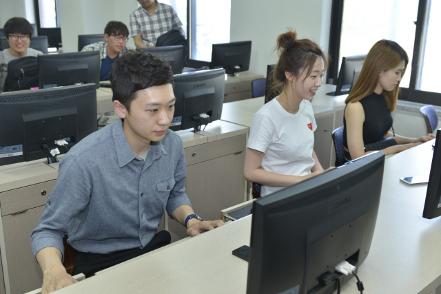 구글 기반의 G-Suite 서비스를 이용하고 있는 학생들. 대구한의대 제공