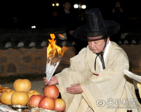 안동에서는 정월 대보름날 마을의 안녕을 기원하는 동제가 곳곳에서 모셔진다. 웅부공원에 자리한 800년된 당신목에는 안동군수나 부사가 제를 올리는 특이한 의전이 마련된다. 사진은 권영세 안동시장이 지난해 정월 대보름날 고유제를 올리는 모습. 안동시 제공