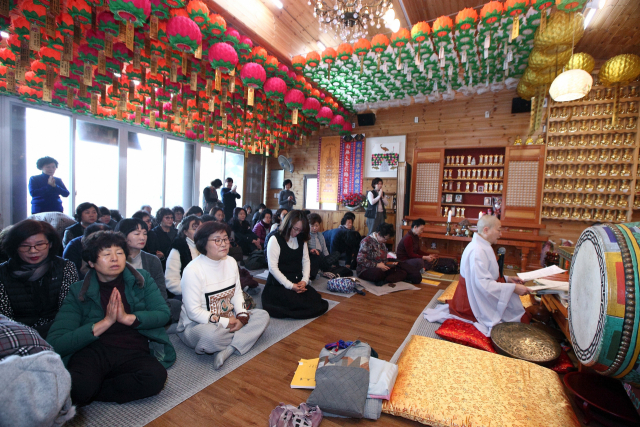 대구 앞산 매자골 성불사(주지 일향스님)에서 매년 정월대보름을 맞아 20여 년째 당산제(堂山祭) 법회를 지내고 있어 주목을 받고 있다. 사진은 올해 산립기도 법회 모습. 성불사 제공