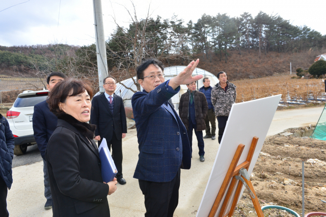 엄태항 봉화군수가 명호면 삼동리 보건지소 건립 신축 현장을 방문, 추진 현황을 점검을 하고 있다. 봉화군 제공