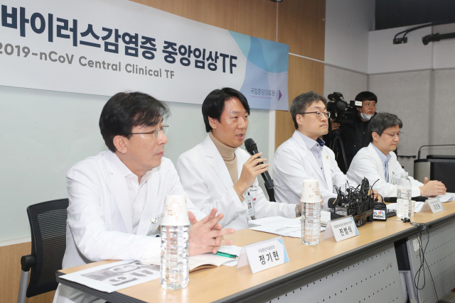 국내 신종 코로나바이러스 감염증의 2번째 확진 환자가 퇴원한 5일 오후 서울 중구 국립중앙의료원에서 2번 환자 주치의 진범식 감염내과 전문의가 퇴원 관련 기자회견을 하고 있다. 왼쪽부터 정기현 국립중앙의료원장, 진 전문의, 김진용 인천의료원 감염내과 전문의, 방지환 중앙감염병 병원 운영센터장. 연합뉴스