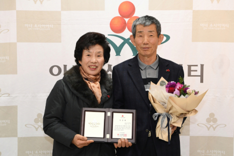 전국 최초 농민 아너소사이어티에 가입한 김동조(왼쪽· 영주9호)·권용호(영주8호)씨 부부. 영주시 제공