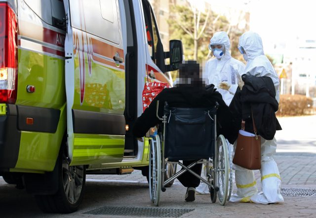 국내 18번째 신종 코로나바이러스 감염증 확진자가 5일 오전 광주 21세기병원에서 음압 병동이 마련된 전남대병원으로 이송되고 있다. 연합뉴스