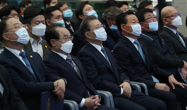 문재인 대통령이 6일 부산시청에서 열린 