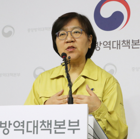 정은경 중앙방역대책본부장(질병관리본부장)이 6일 오후 세종시 정부세종청사에서 신종코로나바이러스 감염증 국내 발생 현황 및 확진환자 중간조사 결과 등에 대해 정례브리핑을 하고 있다. 연합뉴스
