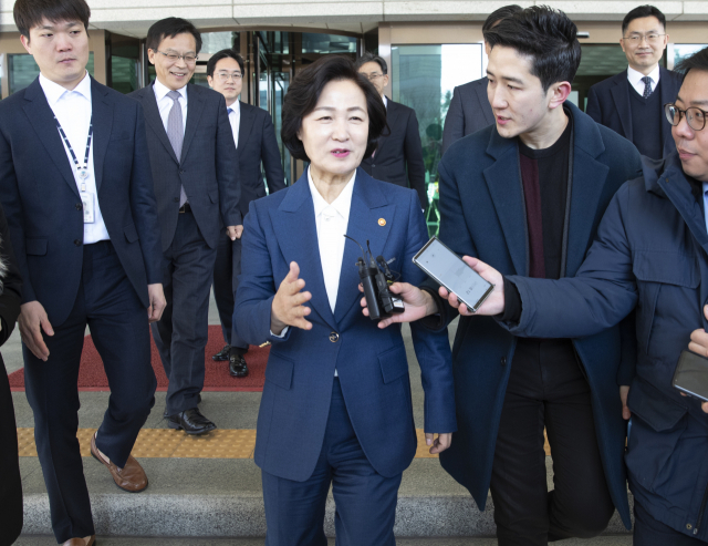 6일 오전 서울 서초구 대검찰청을 찾은 추미애 법무부 장관이 청사를 나서며 취재진 질문을 듣고 있다. 연합뉴스