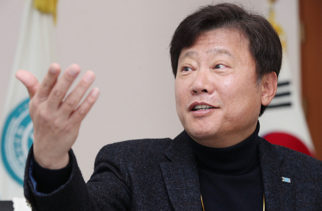 이달 25일 취임 1주년을 앞둔 송규호 대구기계부품연구원(DMI) 원장이 그간 DMI 성과와 향후 발전 방향에 대해 밝히고 있다. 김영진 기자 kyjmaeil@imaeil.com