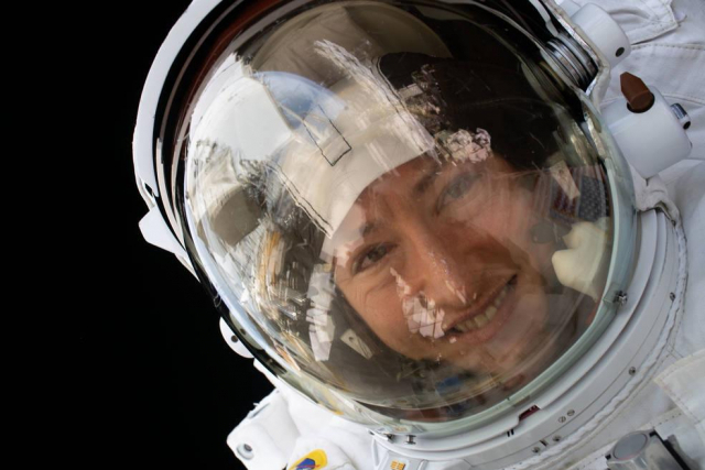 미국항공우주국(NASA) 우주비행사 크리스티나 코크가 국제우주정거장(ISS)에서 단일 비행 임무로는 여성 최장 체류 기록을 세우고 6일 오후 지구로 귀환한다고 6일 NASA가 밝혔다. 사진은 지난 1월15일 우주유영 중인 코크. 연합뉴스