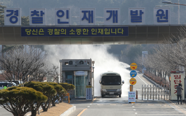 충남 아산시 초사동 우한교민 임시생활시설인 경찰인재개발원을 격려방문한 차량이 정문에서 소독하고 있다. 연합뉴스