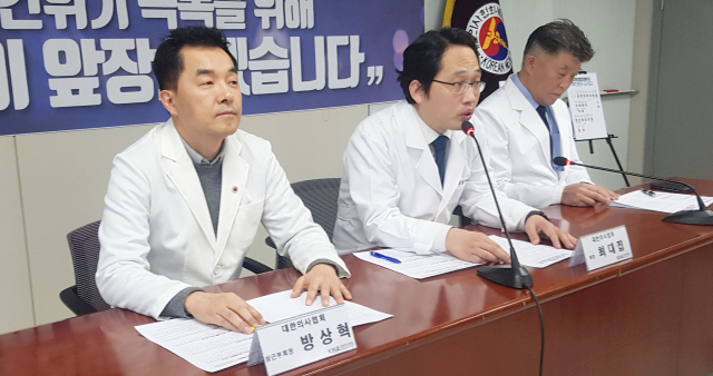 최대집 대한의사협회장(가운데)이 7일 서울 용산구 대한의사협회 임시회관에서 지역사회 생활에서의 신종 코로나바이러스 예방 마스크 사용에 관한 대한의사협회 권고문을 발표하고 있다. 연합뉴스