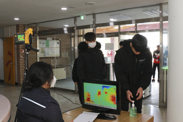 열화상 카메라가 설치된 경일대 생활관 로비 모습. 경일대 제공