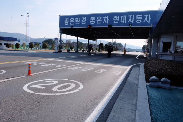 신종코로나 여파로 중국에서 들여오는 일부 부품 재고가 바닥나면서 현대차 울산공장 모든 생산라인이 7일 가동 중단됐다. 현대차 울산공장 전체가 이날 휴업에 들어가면서 평소 울산공장 명촌정문으로 줄지어 출입하던 부품 차량이 없어 한산한 모습이다. 연합뉴스