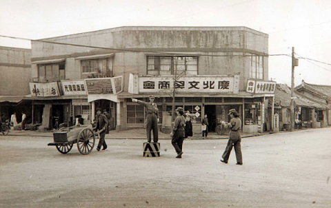 1950년대 옛 중앙파출소 맞은편의 경북문구상회(옛 경북문구사 터) 모습. 상점 오른쪽으로 약령시가 보인다. 매일신문 DB
