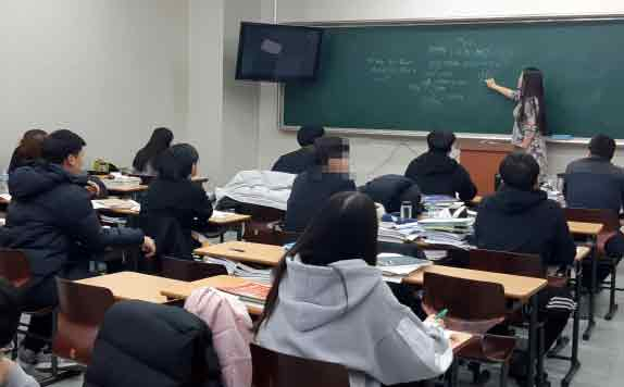 7일 오후 대구 수성구의 한 재수학원 강의실에서 학생들은 서로 떨어져 앉은 채 3명 중 1명꼴로 마스크를 착용하고 있었다. 서광호 기자