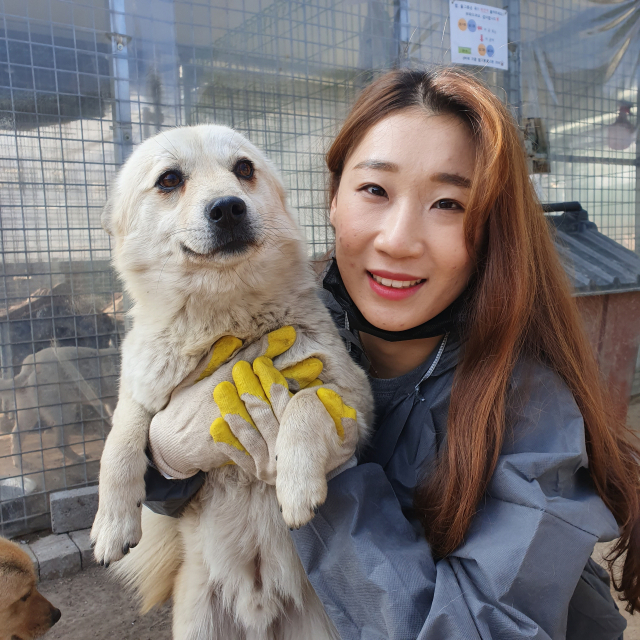 박윤서 씨가 대구 한나네보호소의 강아지