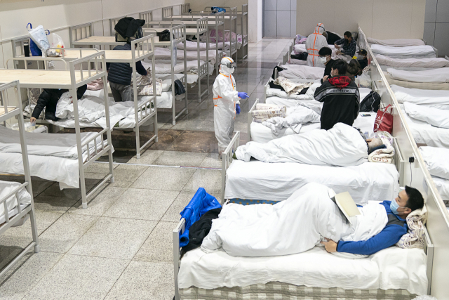 중국의 신종 코로나바이러스 감염자들이 5일 컨벤션 센터를 개조한 우한의 임시 병원에 수용돼 있는 모습. 연합뉴스