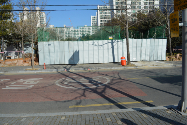 경산시가 옥산2지구 지하 공영주차장의 이용을 늘리고 주차난을 해소하기 위해 남쪽 상가쪽으로 추가 진·출입로 개설공사를 하고 있다. 김진만 기자