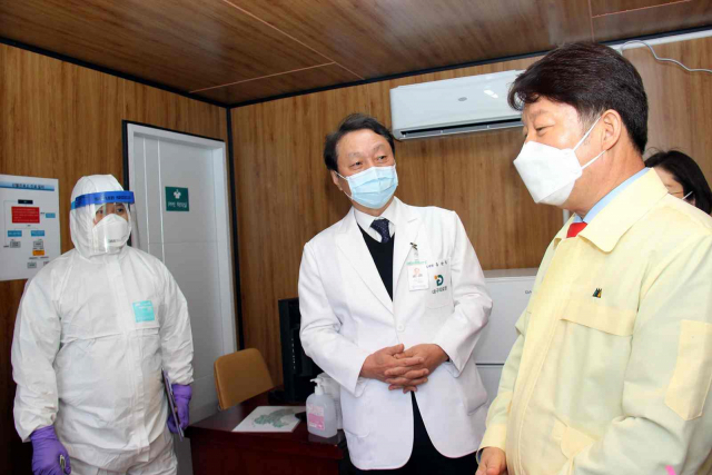 권영진 대구시장이 지난 7일 대구의료원 선별진료소를 점검하고 있다. 대구시 제공